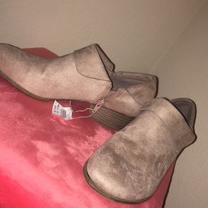 Cute boots never worn tag still on